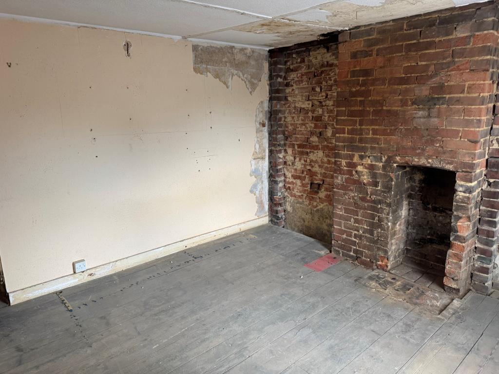 Lot: 110 - TOWN CENTRE HOUSE FOR IMPROVEMENT - Looking Back into The Main Bedroom